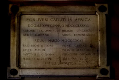 La lapide che ricorda i caduti forlivesi nelle campagne d'Africa della fine dell'800. Palazzo comunale, androne d'ingresso.