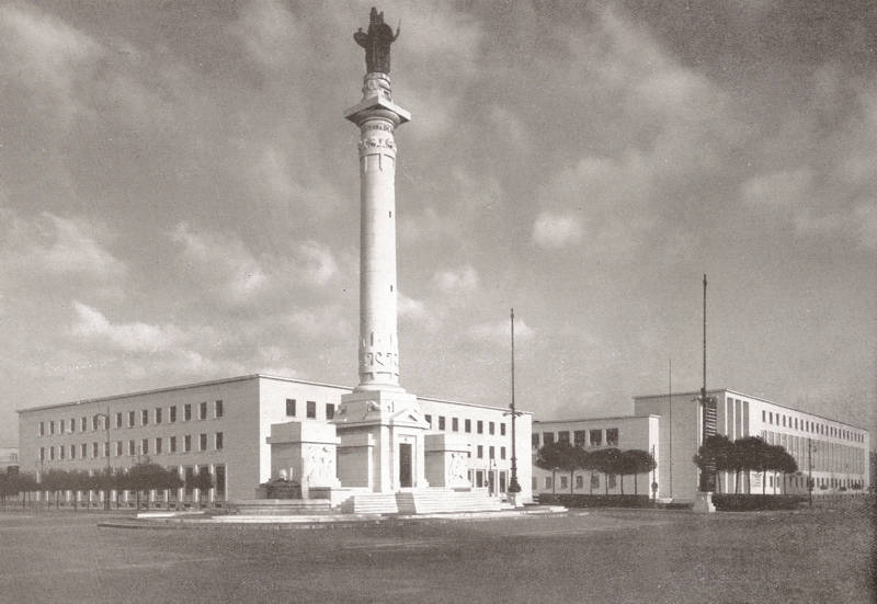 Il Collegio Aeronautico Bruno Mussolini progettato (1934 -1941) da Cesare Valle. In primo piano il monumento ai Caduti di Cesare Bazzani (1925 -1932). Immagine d'epoca.