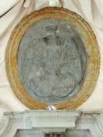 Stemma in marmo del Comune di Forlì. Scalone monumentale del palazzo municipale.