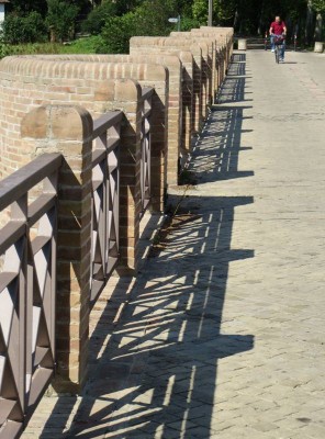 Al ponte sul fume Rabbi si accede da via Fiume Rabbi, trasversale di destra del viale Dell'Appennino per chi si allontana da Forlì.
