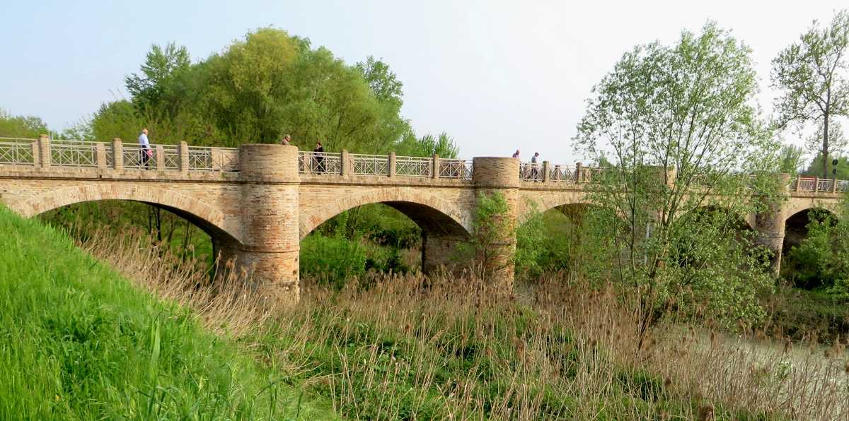 Il ponte sul fiume Rabbi realizzato nel 1860 e restaurato nel 2005. Foto Forlipedia anno 2014.