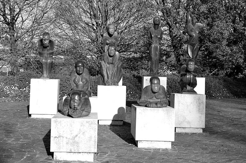 La "Scacchiera". Realizzata in gesso nel 1976, poi fusa in bronzo e collocata postuma nel 2002 nel Parco Urbano.