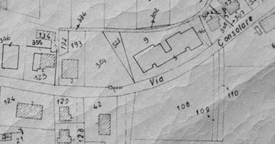 La fontana di Riatti (il rettangolino al centro dell’immagine) nell’ultima testimonianza grafica della sua presenza in via Consolare. Stralcio di mappa del Nuovo Catasto Terreni del XX secolo.