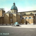 Il campanile del Duomo mozzato dalle mine posizionate dai nazisti durante la ritirata. E’ visibile un traliccio provvisorio allestito per il funzionamento delle campane. Cartolina illustrata spedita nei primi anni ’60. Raccolta privata.
