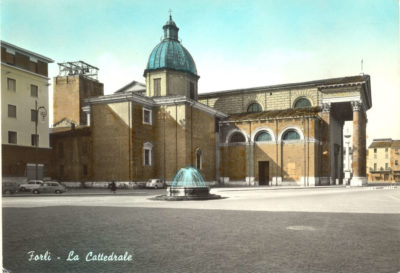 Il campanile del Duomo mozzato dalle mine posizionate dai nazisti durante la ritirata. E’ visibile un traliccio provvisorio allestito per il funzionamento delle campane. Cartolina illustrata spedita nei primi anni ’60. Raccolta privata.