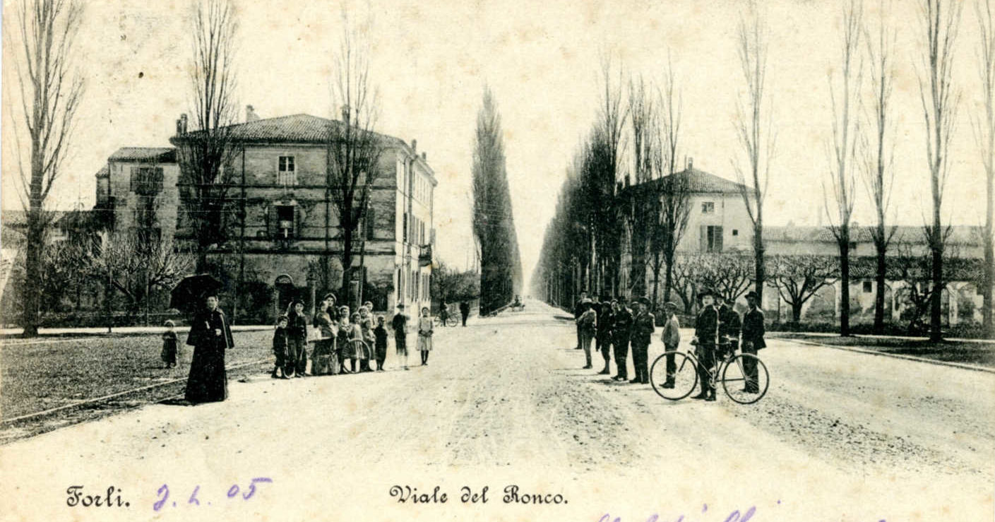 Il viale Roma (Del Ronco) visto dall'attuale piazzale Della Vittoria. Cartolina spedita nel 1905. Raccolta privata.