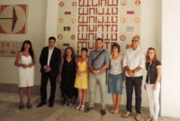 Dimitrovgrad: Bulgaria. Foto sotto il logo di Atrium realizzato in ceramica. La seconda persona da destra è il sindaco della città.