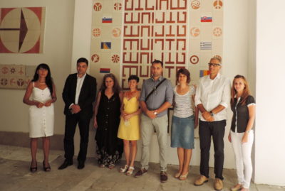 Dimitrovgrad: Bulgaria. Foto sotto il logo di Atrium realizzato in ceramica. La seconda persona da destra è il sindaco della città.